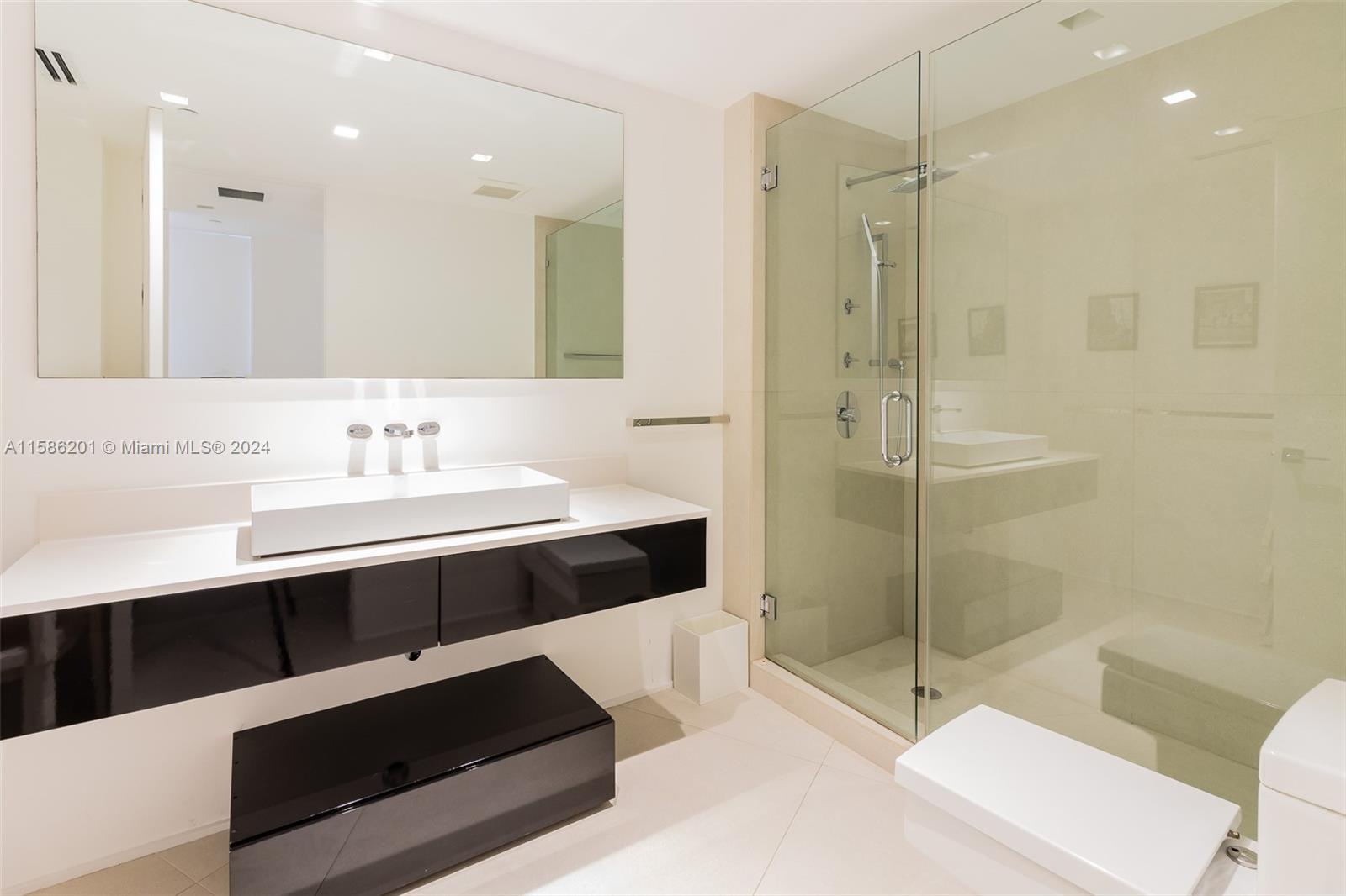 MAJESTIC TOWER - Residential