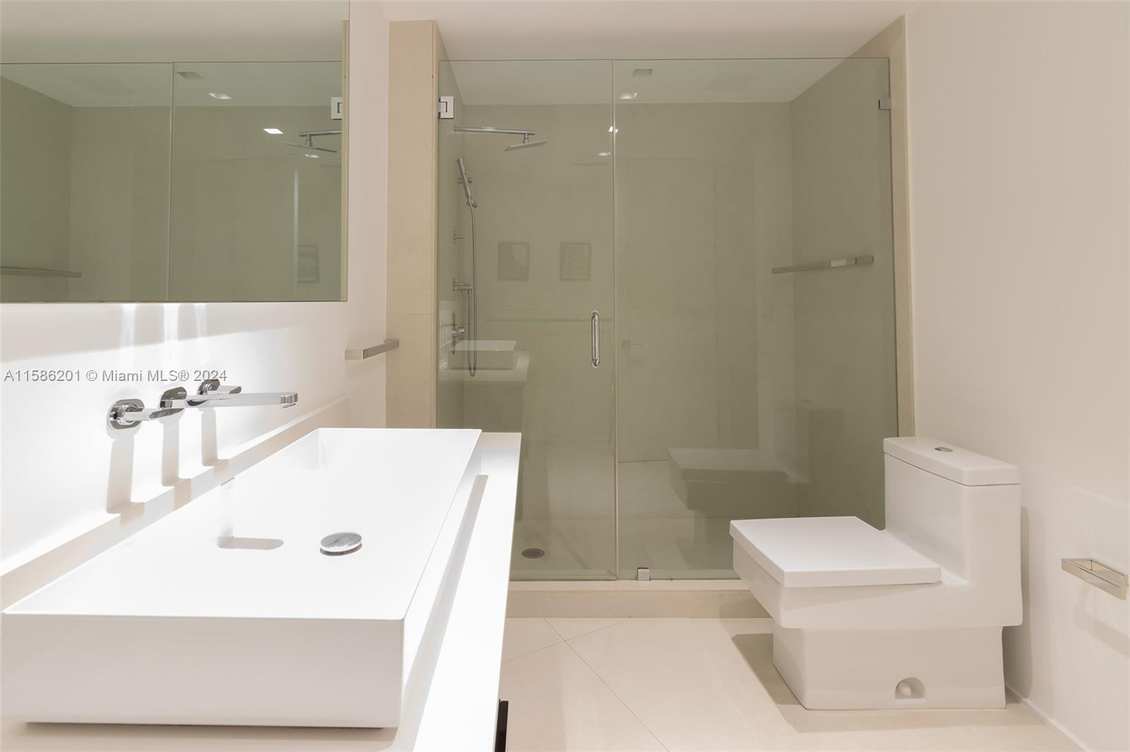 MAJESTIC TOWER - Residential