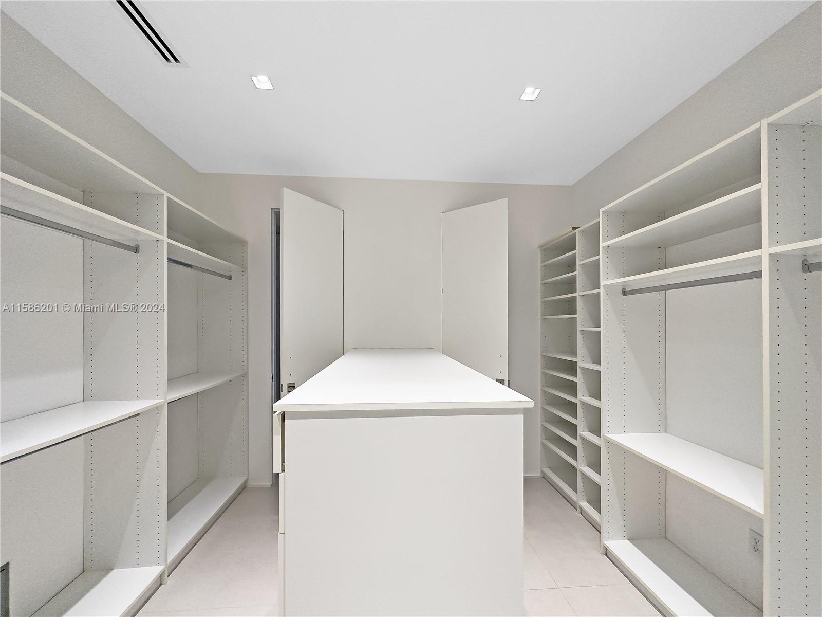 MAJESTIC TOWER - Residential