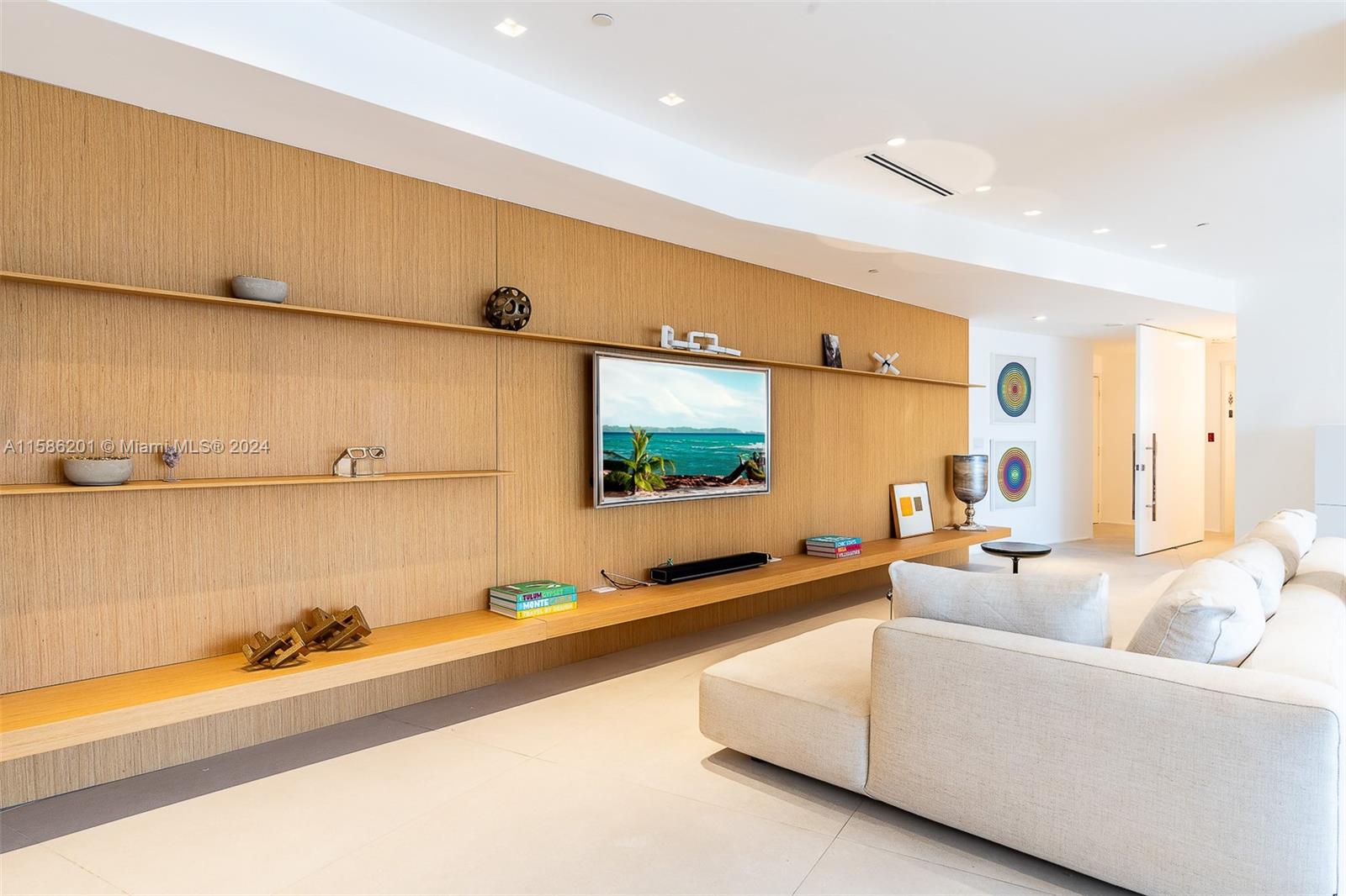 MAJESTIC TOWER - Residential