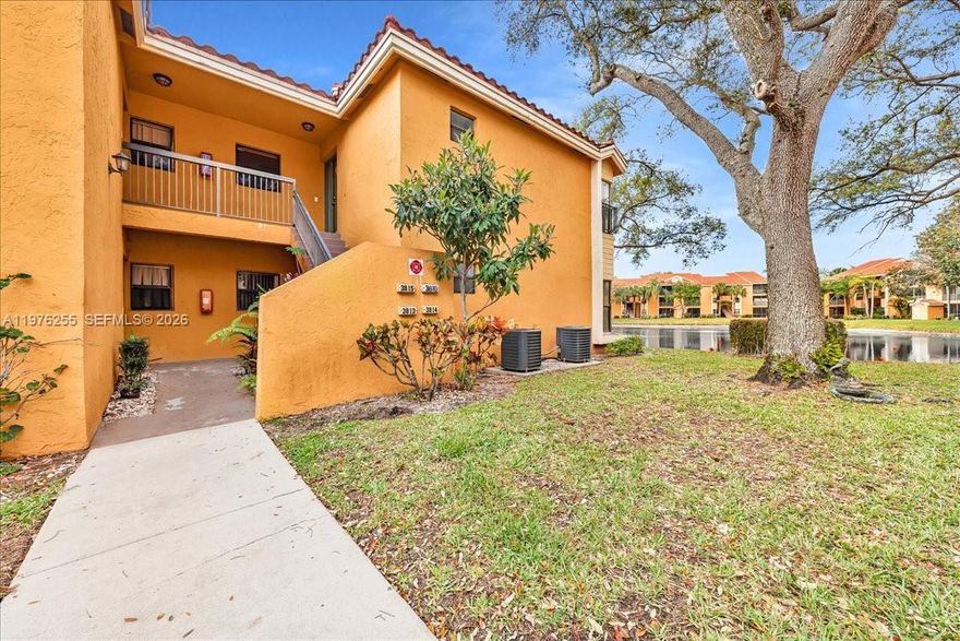 Beautiful lake front 2bd 2 bath, closed patio. top location close to all main highways, off the turnpike, and close to a shopping center.
Unit is located in the 1st floor (no stairs)
In the community, you can enjoy club house, gym, and pool.