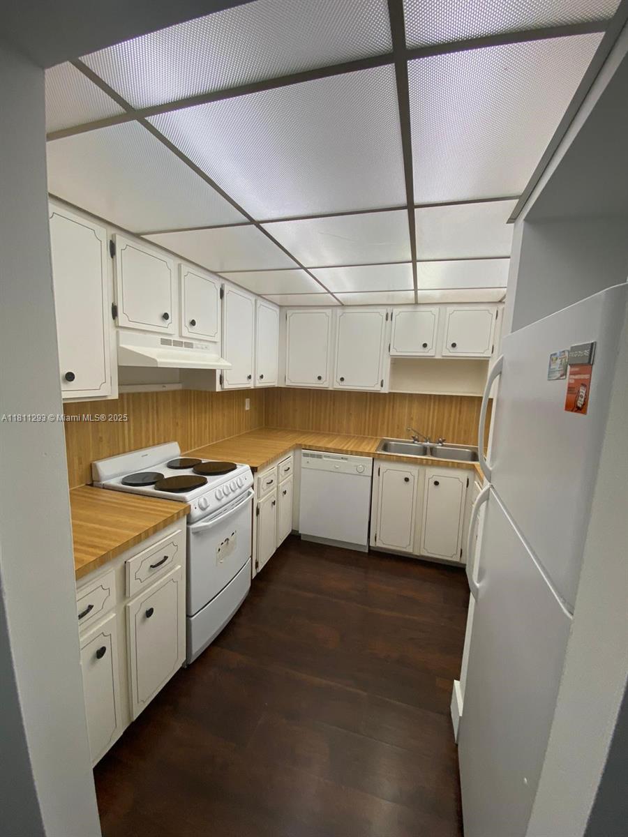Rental Property at 6960 Miami Gardens Dr 2-523, Hialeah, Miami-Dade County, Florida - Bedrooms: 1 
Bathrooms: 1  - $1,700 MO.
