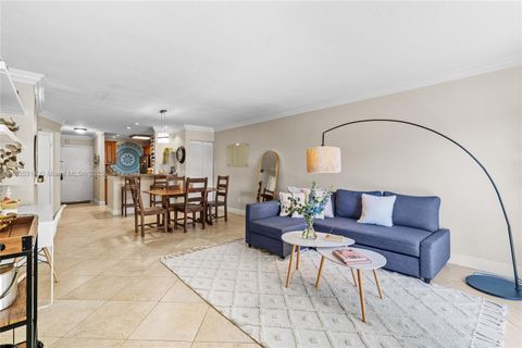 6815 Edgewater Dr 104 Coral Gables FL 33133