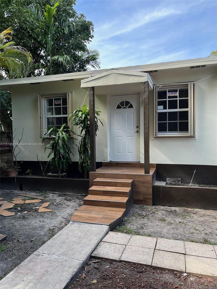 Extremely cozy little back house. The Rental is for the back house of this duplex. 1 Bedroom - 1 Bathroom, plenty of yard, Washer & Dryer in the property. Property is impeccable, fully remodeled. ENTRANCE TO THE PROPERTY IS THROUGH THE SIDE GATE AS SHOWN ON THE PICTURE. First, Last and Deposit, background check, paystubs and attached application required. Showing Request.