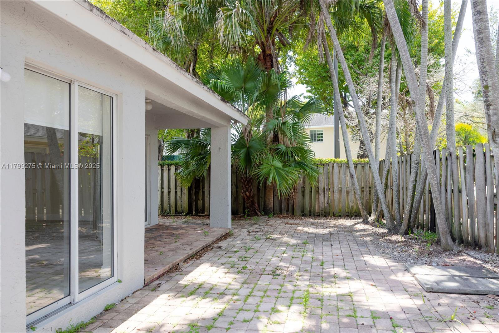 DORAL LAKES - Residential