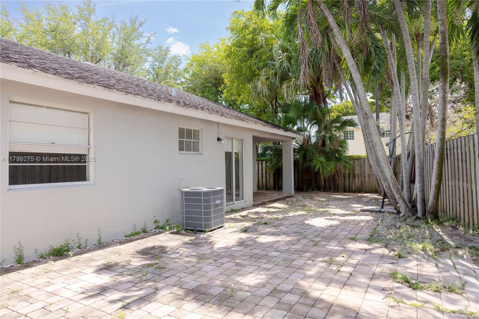 DORAL LAKES - Residential