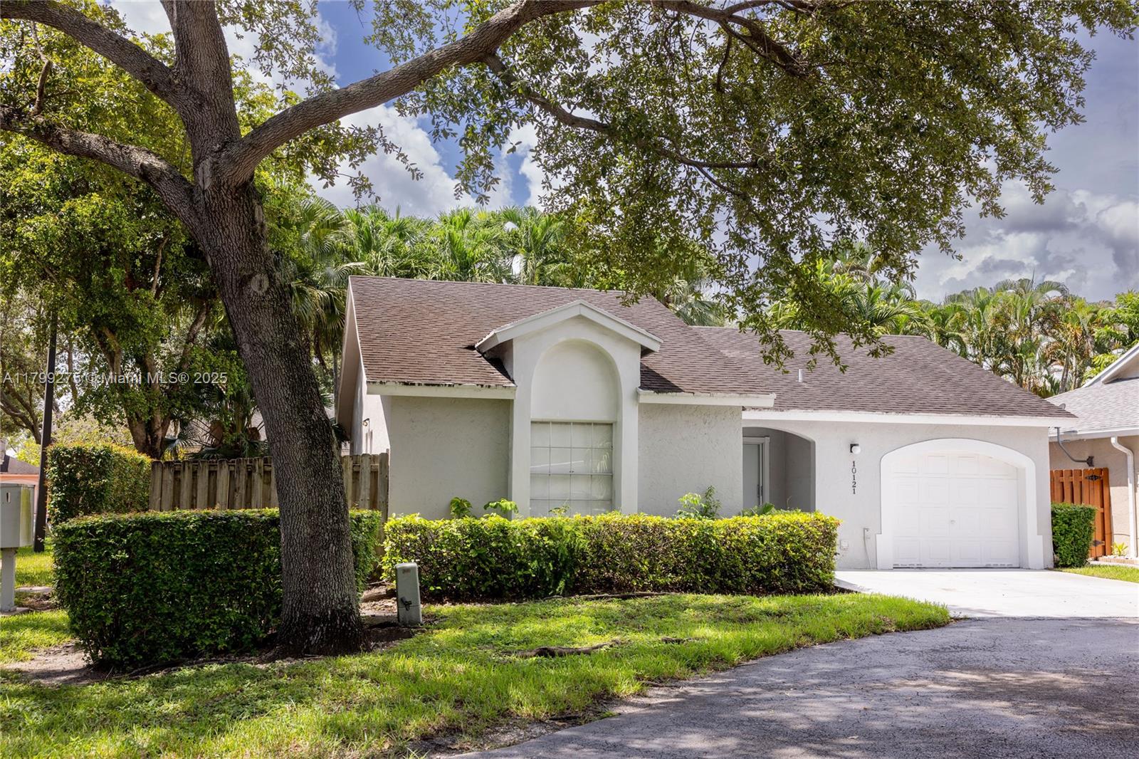 DORAL LAKES - Residential