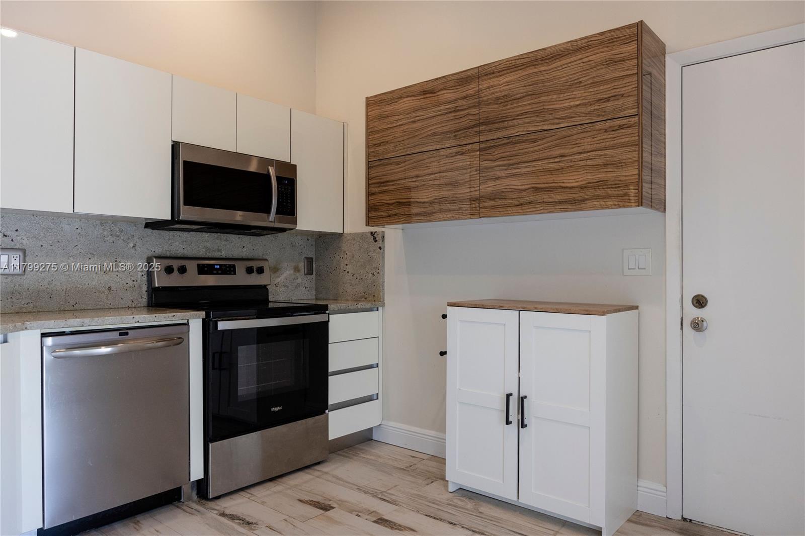 DORAL LAKES - Residential