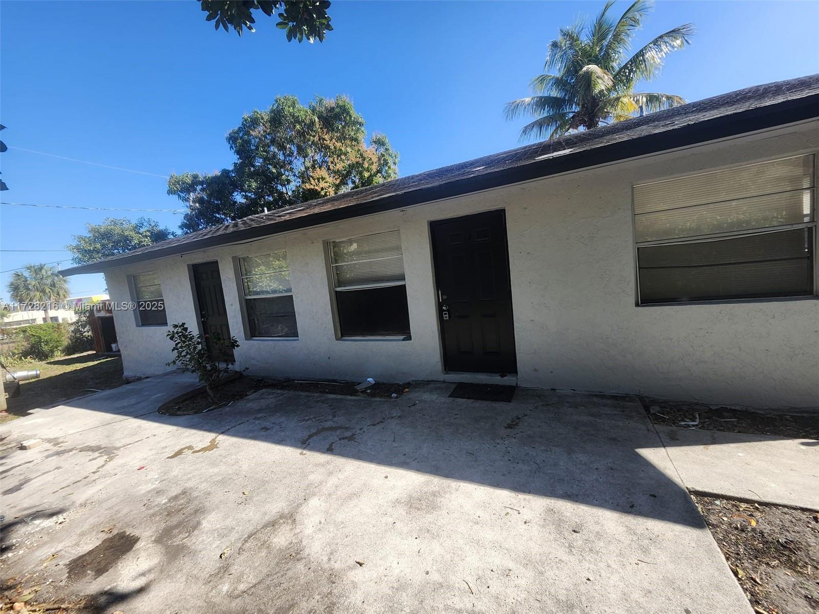Cozy two-bedroom, one-bathroom unit available for immediate move-in. The kitchen and bathroom have been recently renovated. Quick approval process for interested tenants