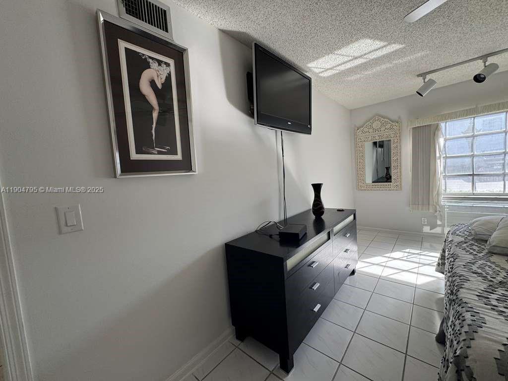 BAY COLONY CLUB CONDO - Residential Lease