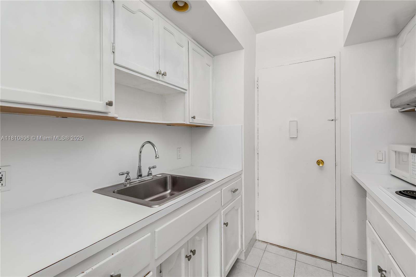 THE EXECUTIVE CONDO - Residential Lease