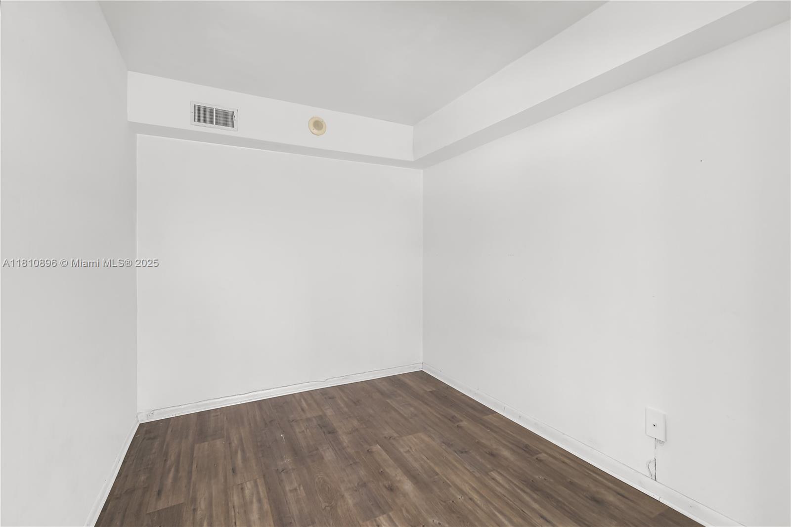 THE EXECUTIVE CONDO - Residential Lease
