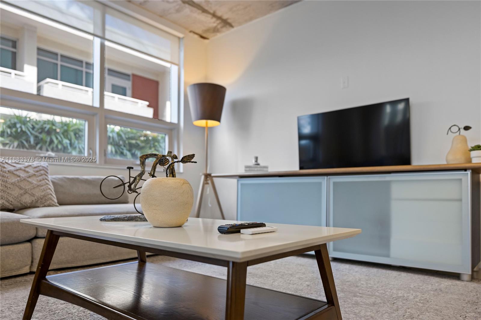 MIDBLOCK MIAMI CONDO - Residential Lease