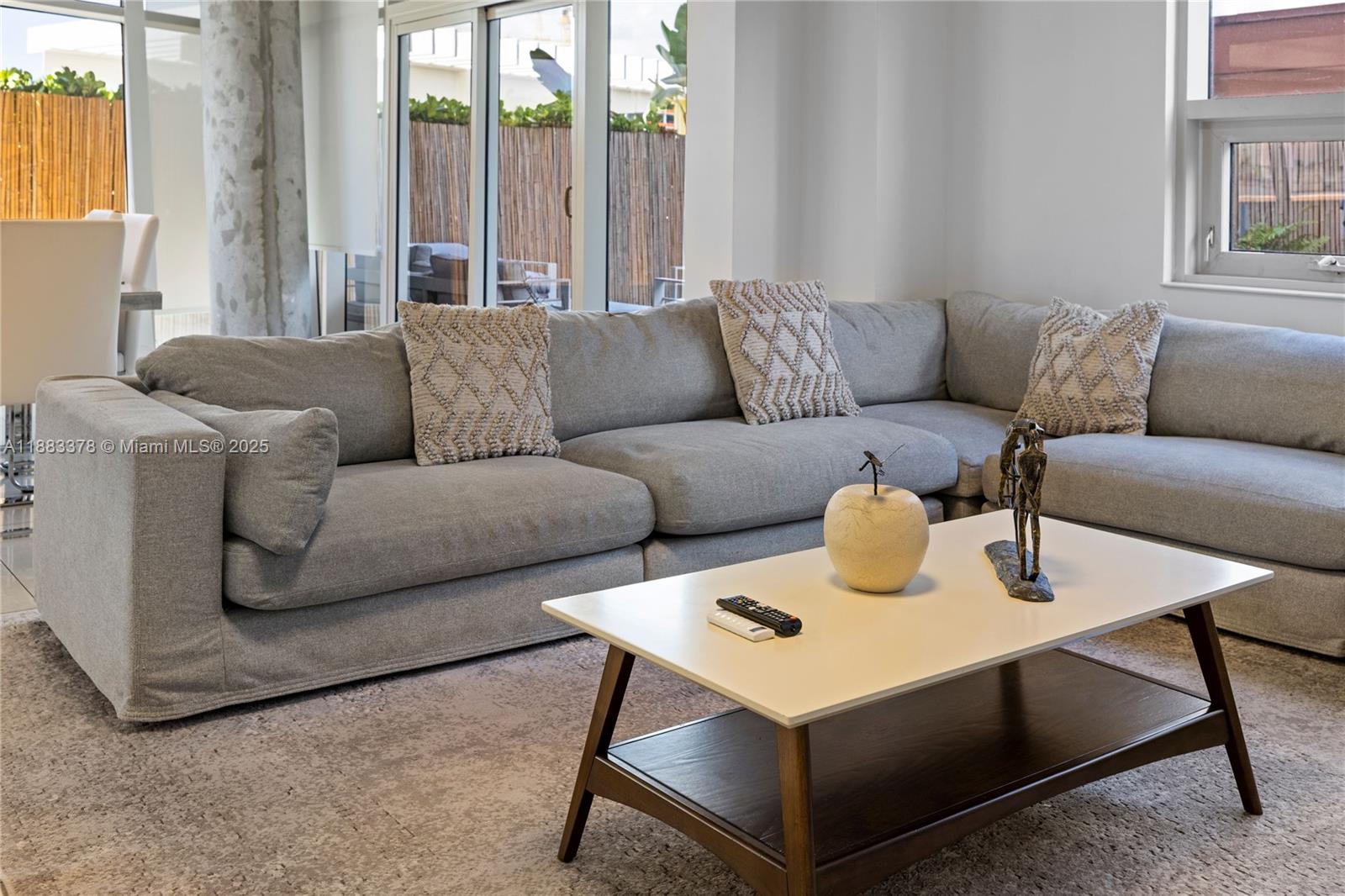 MIDBLOCK MIAMI CONDO - Residential Lease