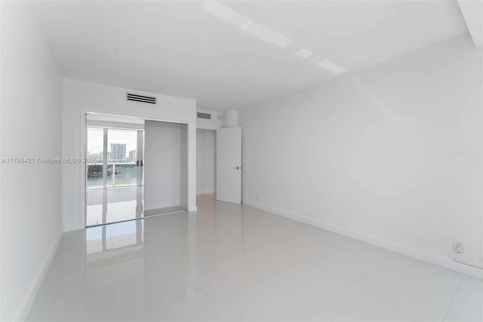 KING COLE CONDO - Residential