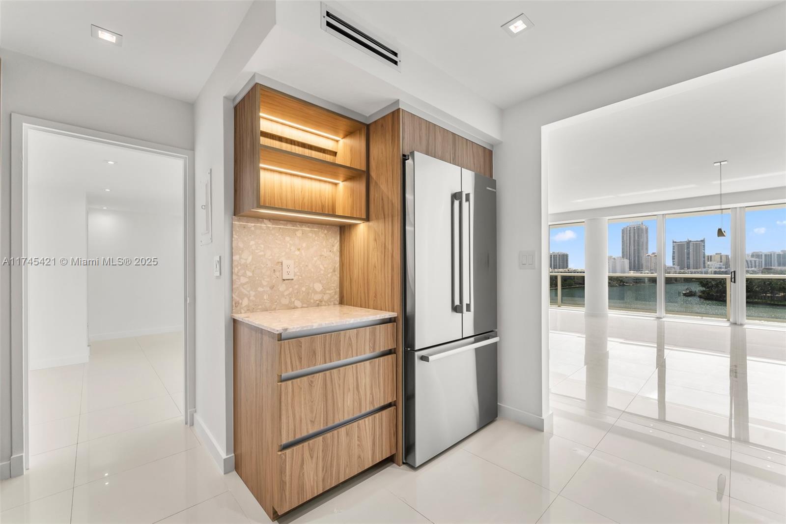 KING COLE CONDO - Residential