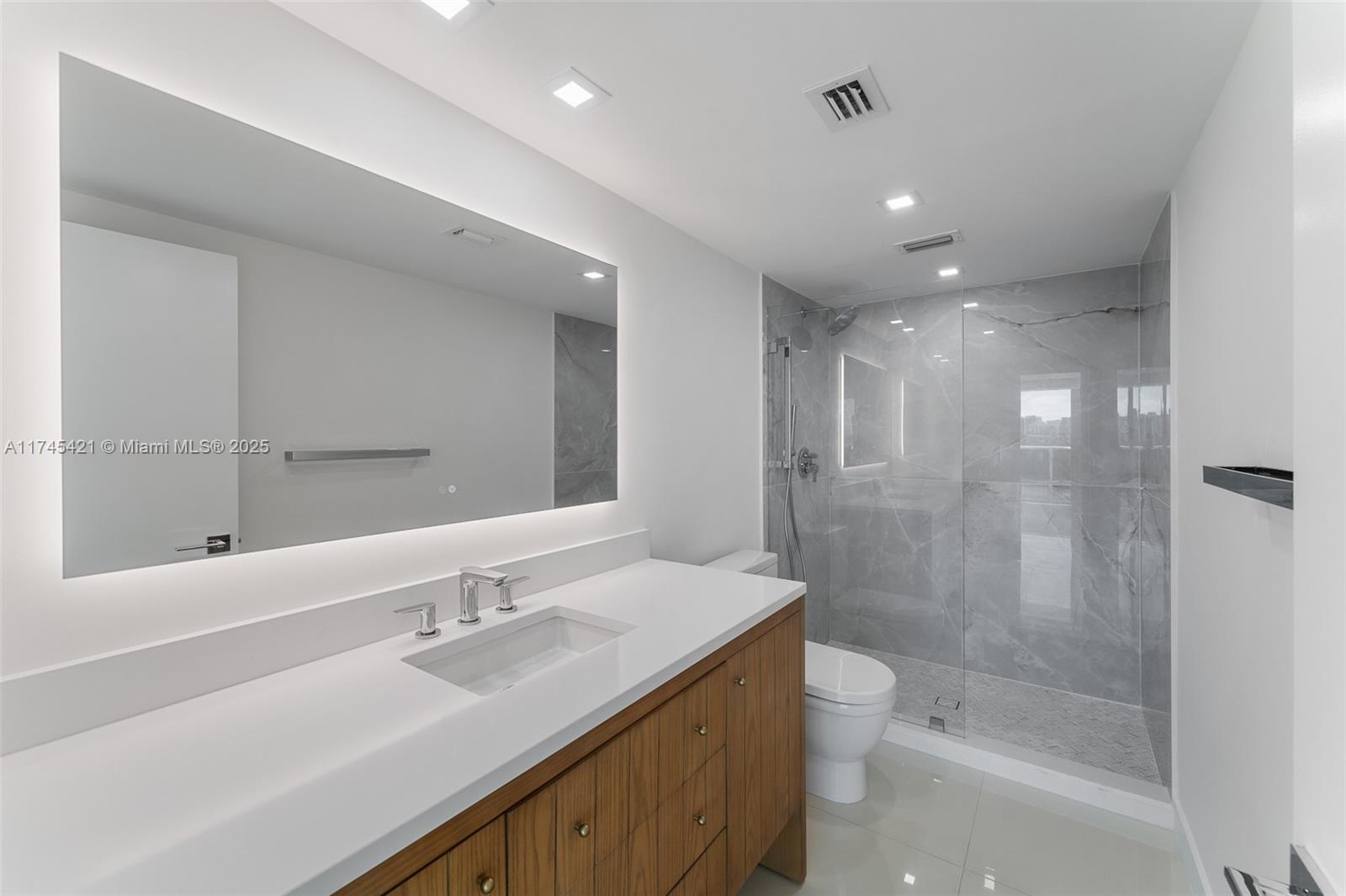 KING COLE CONDO - Residential