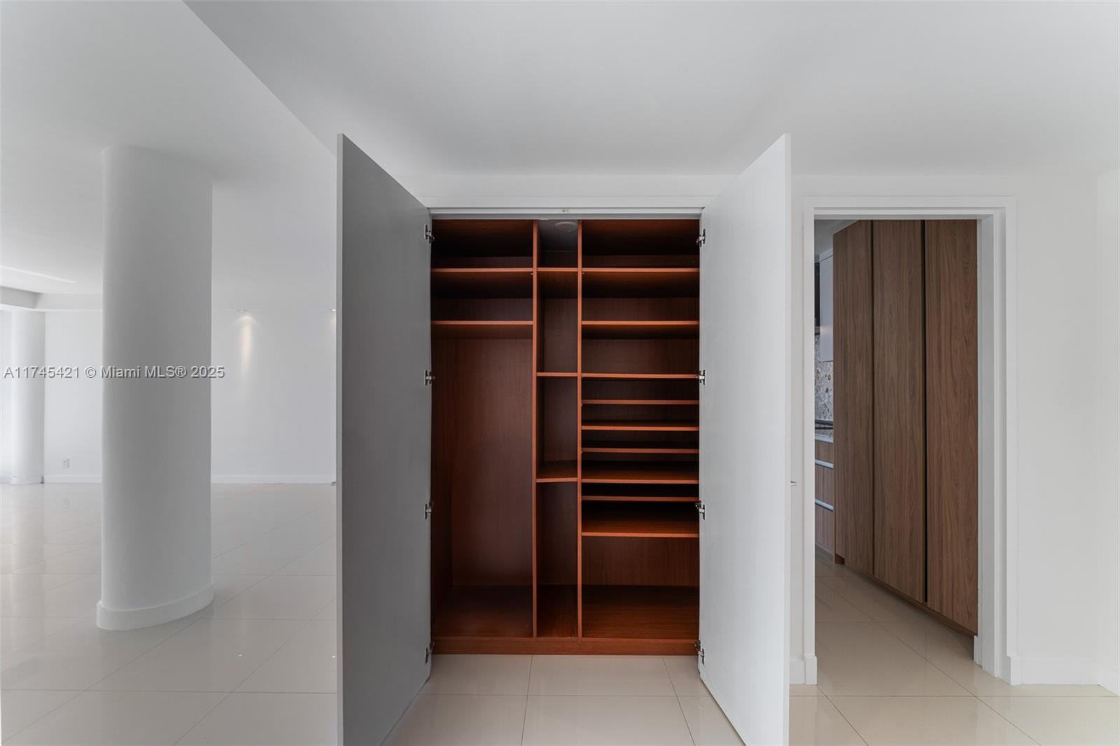 KING COLE CONDO - Residential