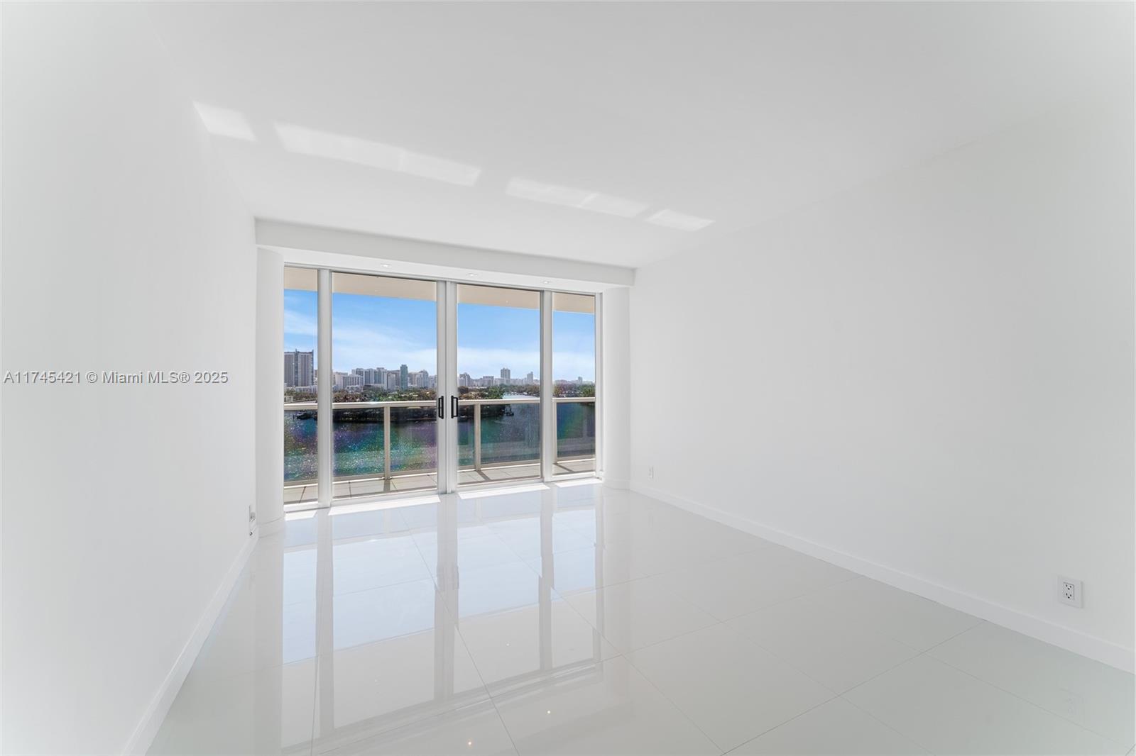 KING COLE CONDO - Residential