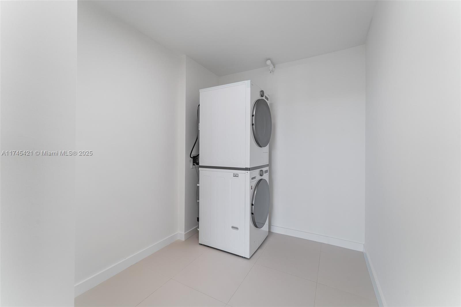 KING COLE CONDO - Residential