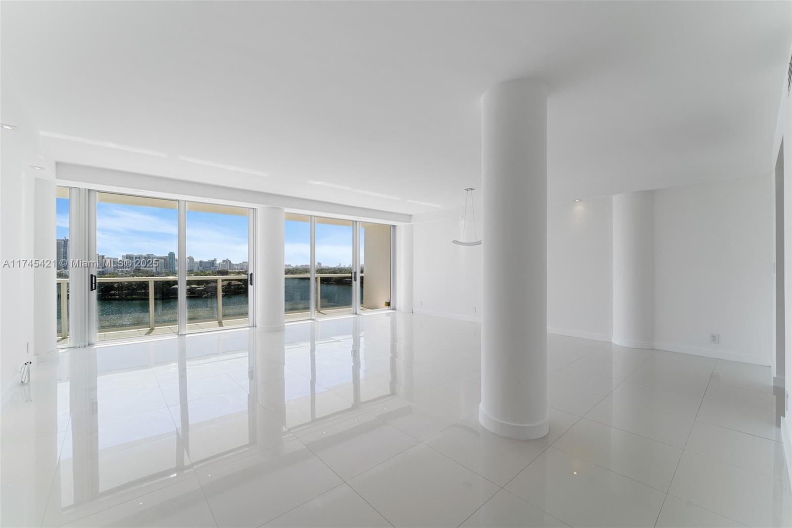 KING COLE CONDO - Residential