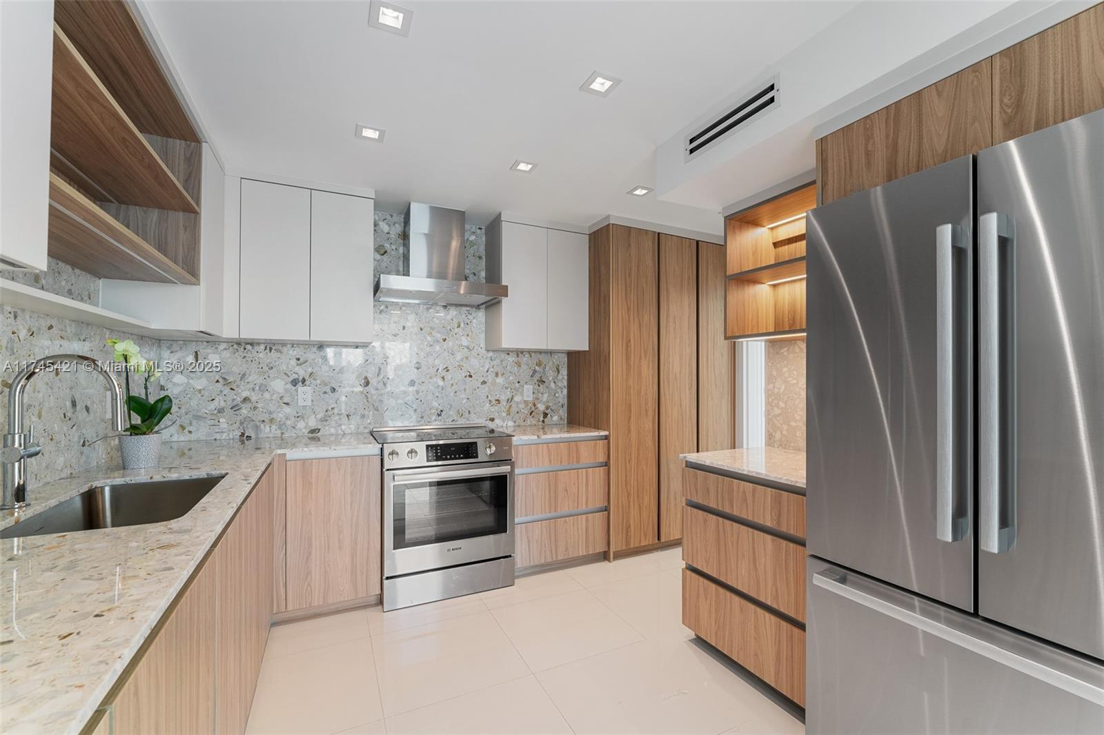 KING COLE CONDO - Residential