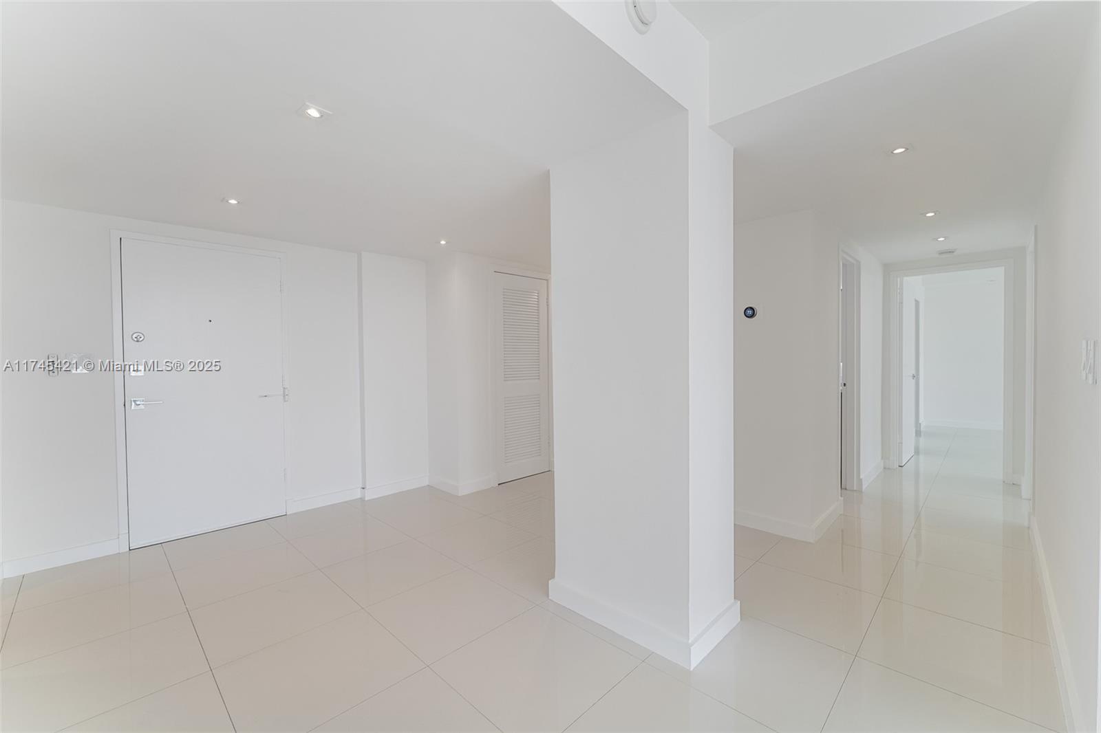 KING COLE CONDO - Residential