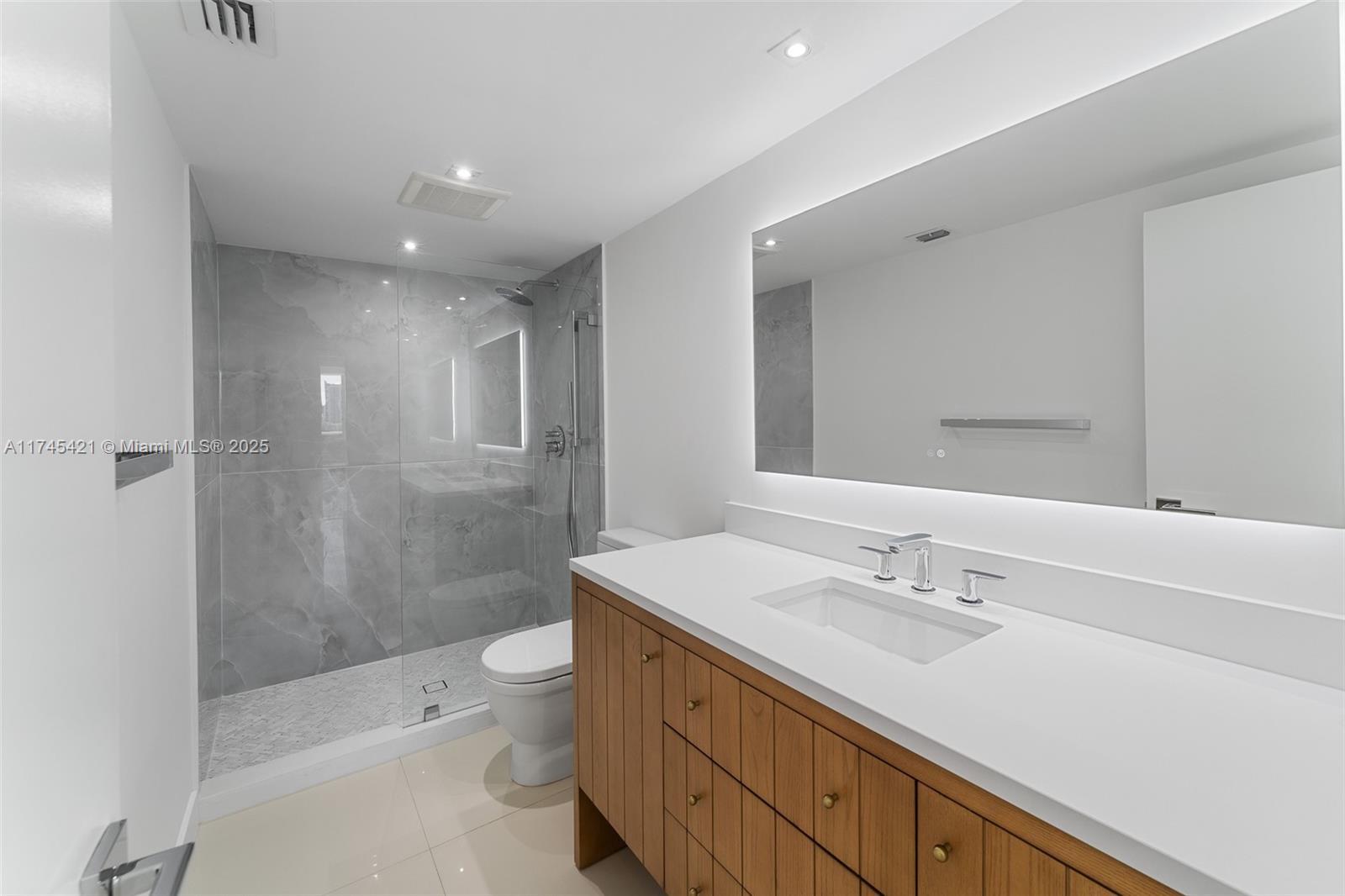 KING COLE CONDO - Residential