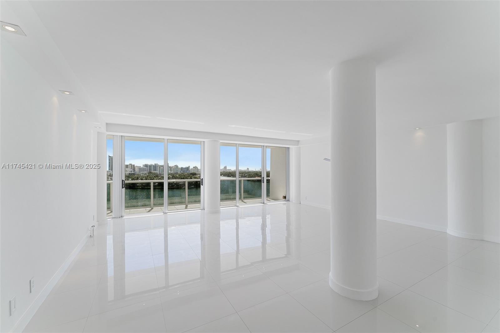 KING COLE CONDO - Residential