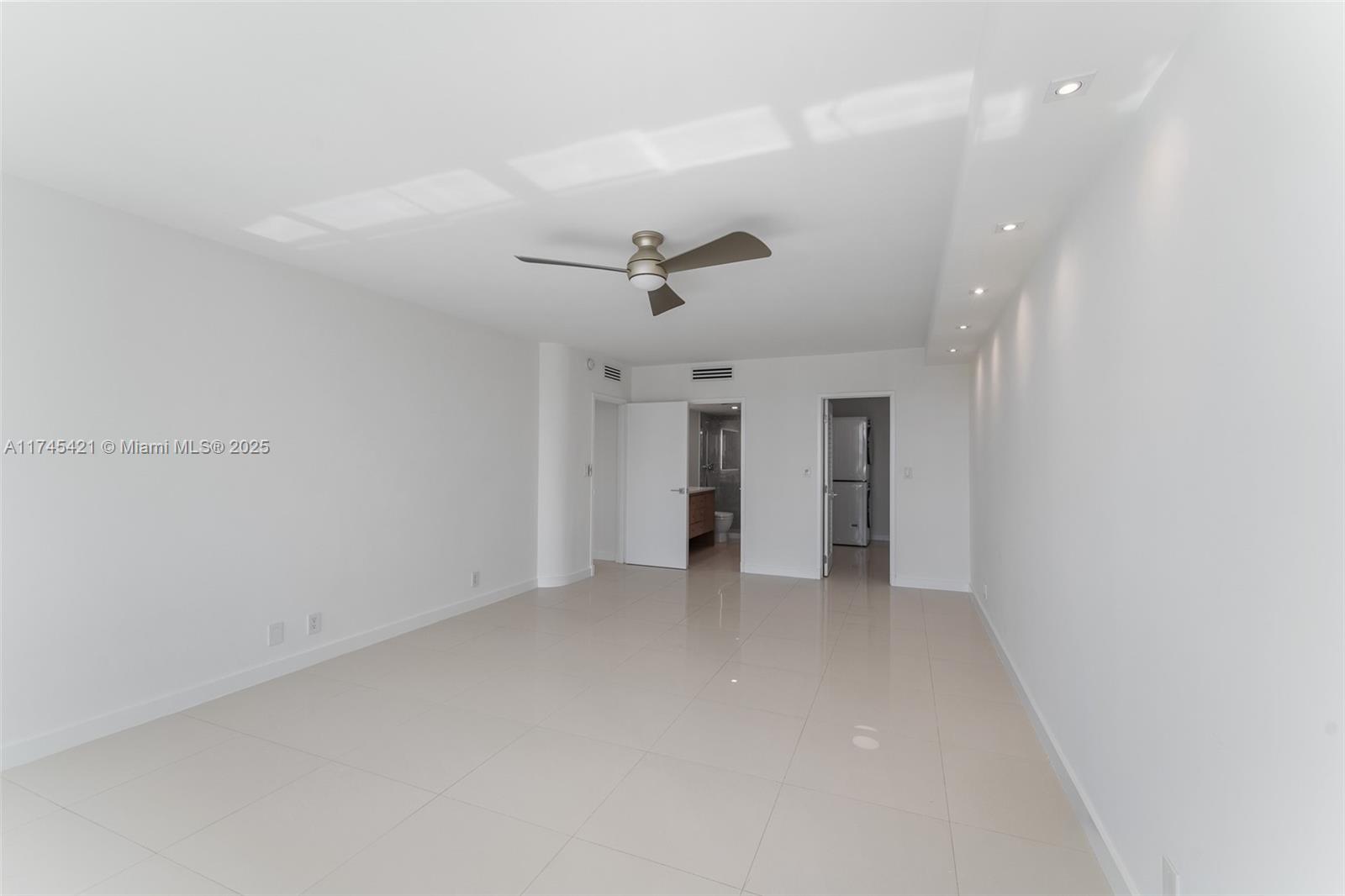 KING COLE CONDO - Residential
