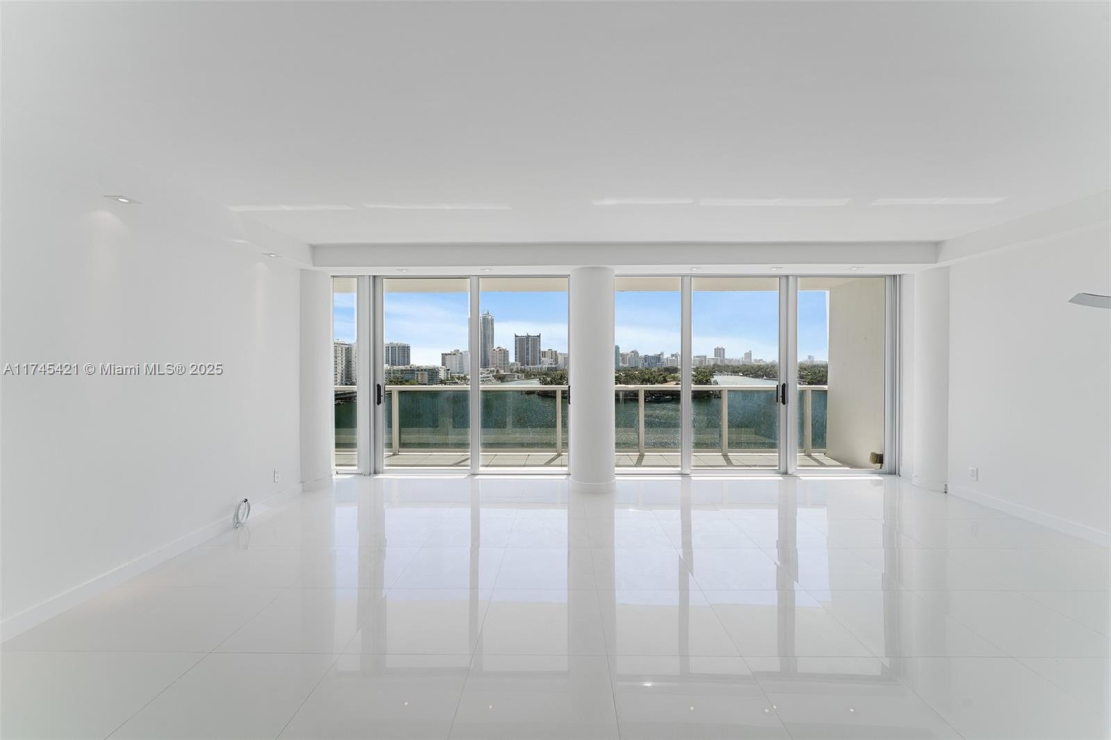 KING COLE CONDO - Residential