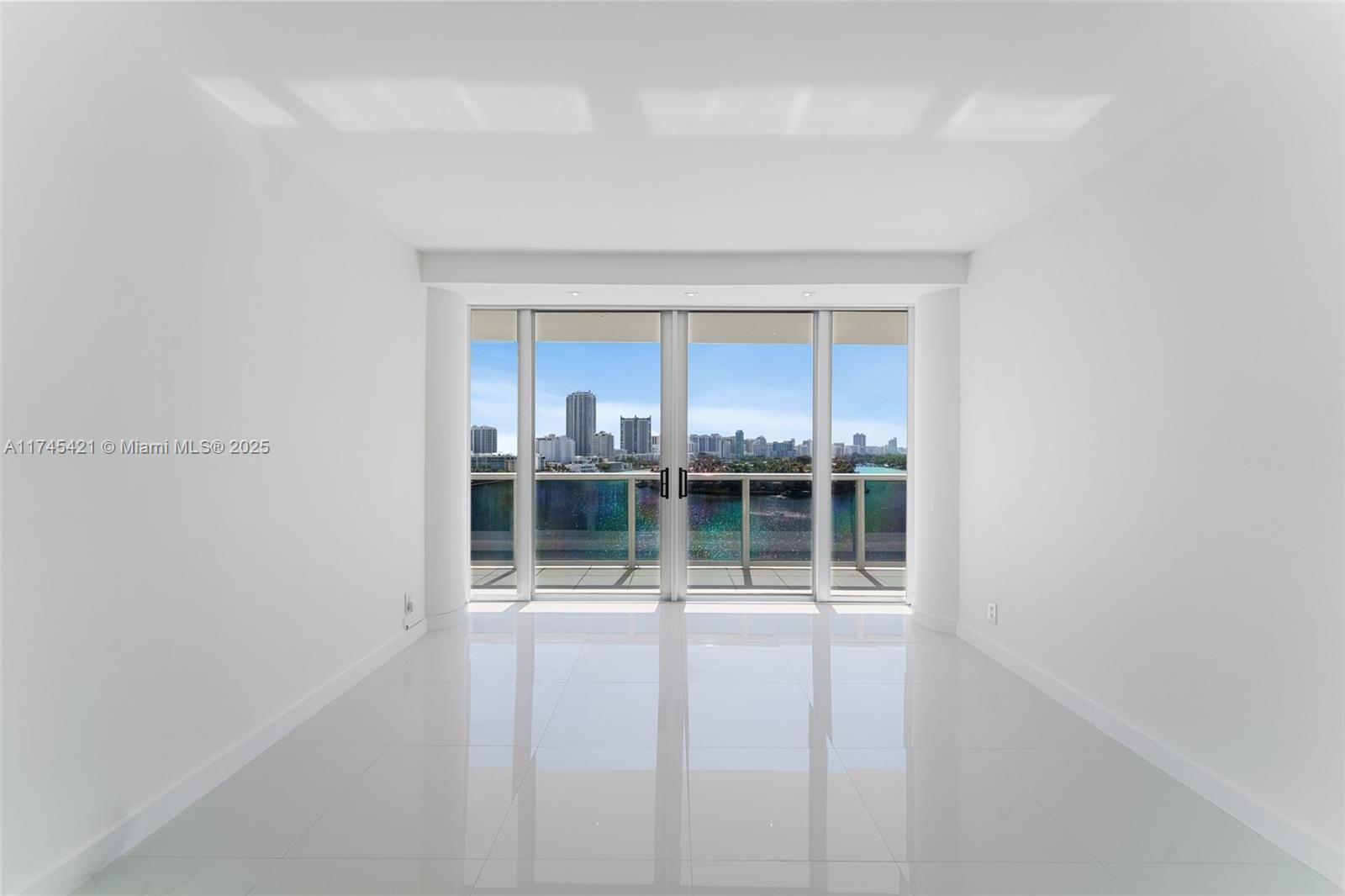 KING COLE CONDO - Residential