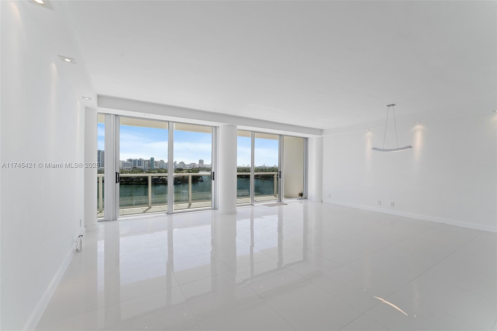 KING COLE CONDO - Residential