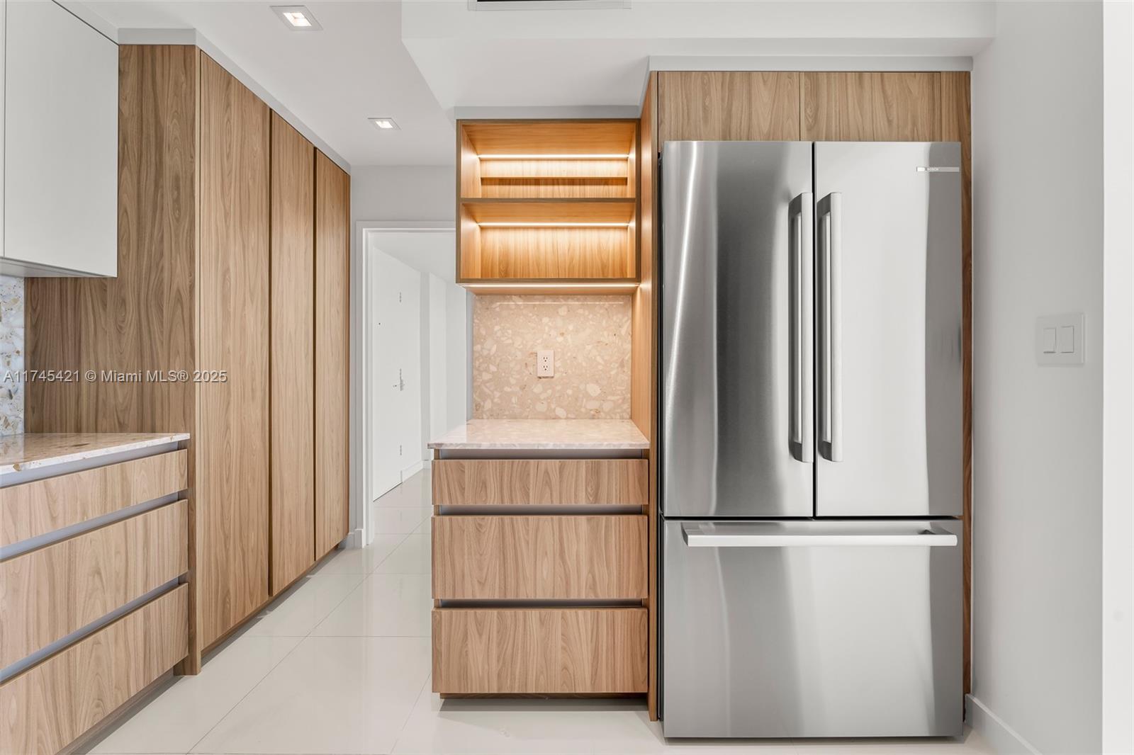 KING COLE CONDO - Residential