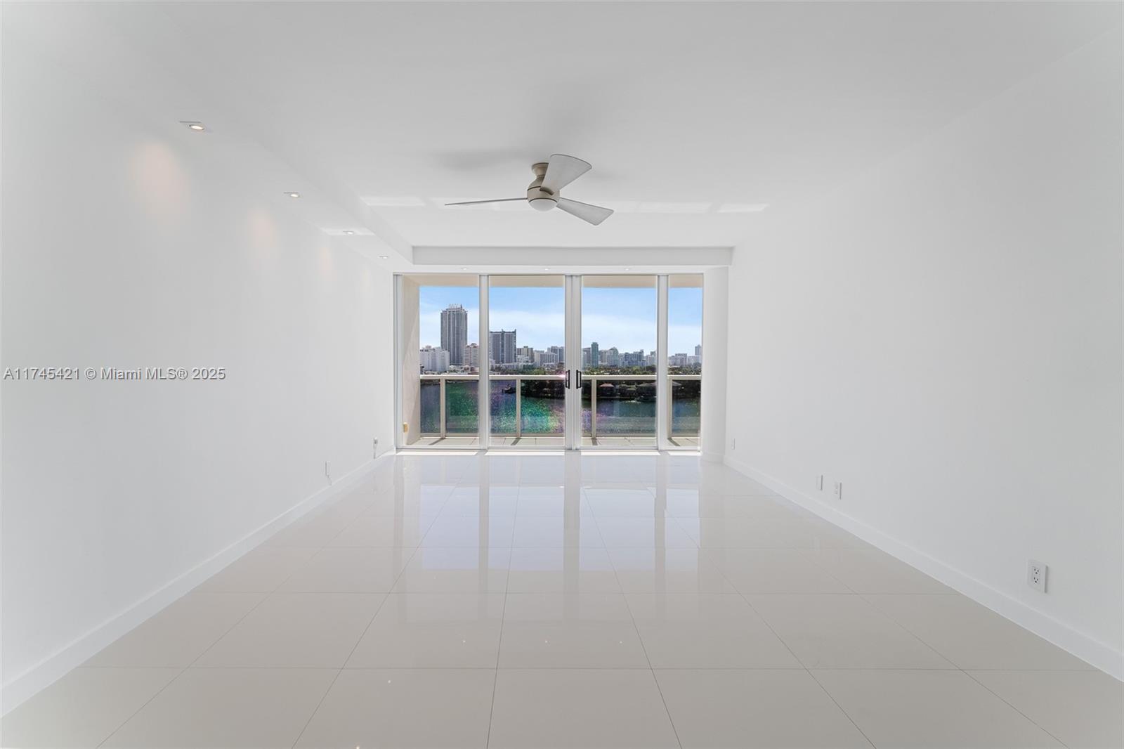 KING COLE CONDO - Residential