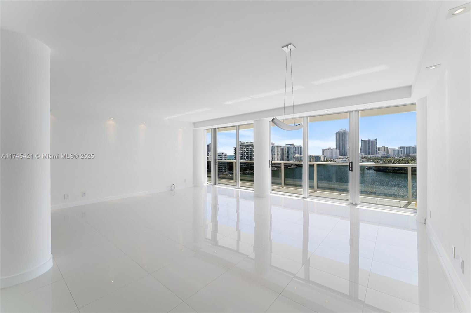 KING COLE CONDO - Residential