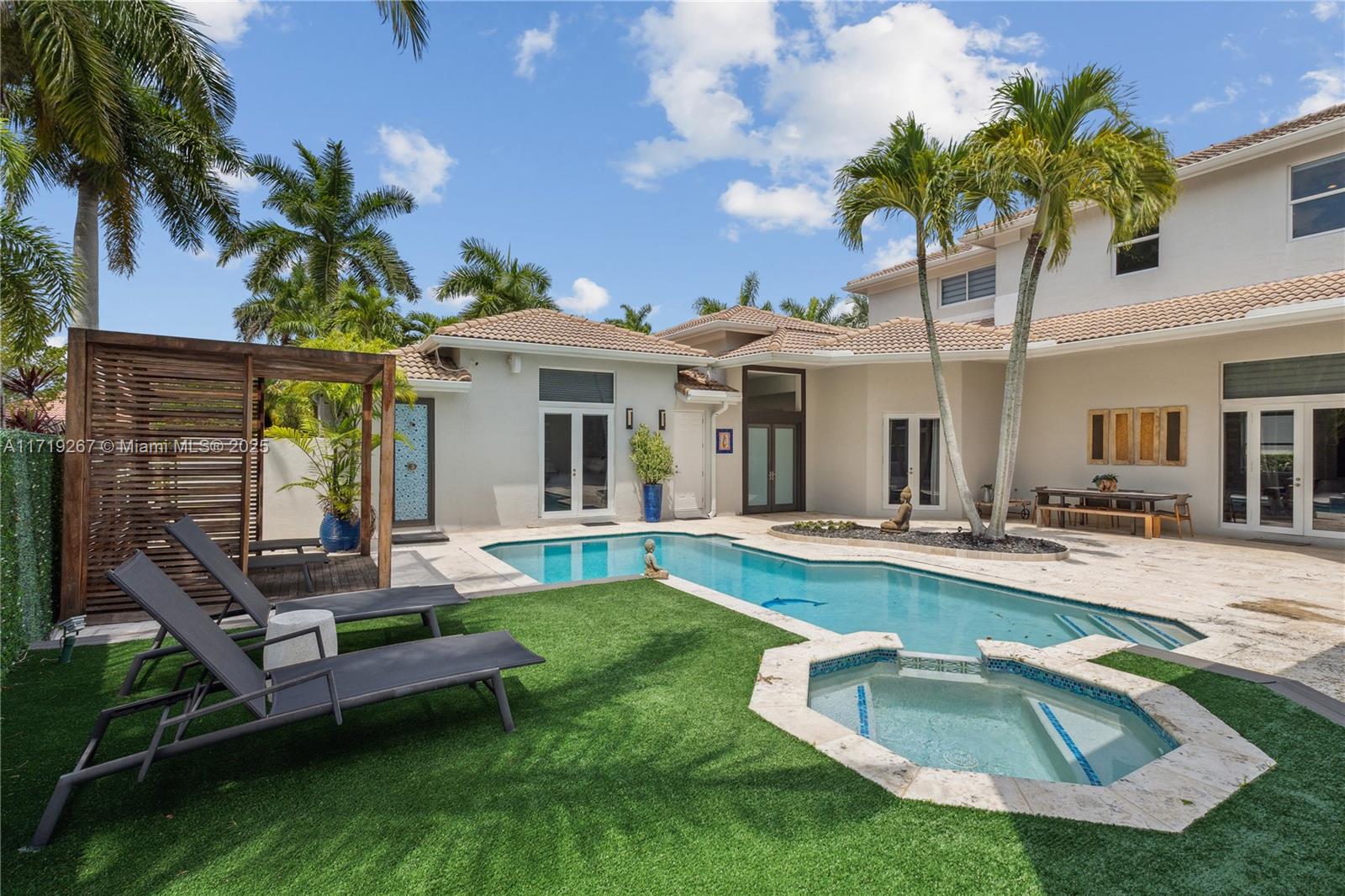 1371 Victoria Isle Dr