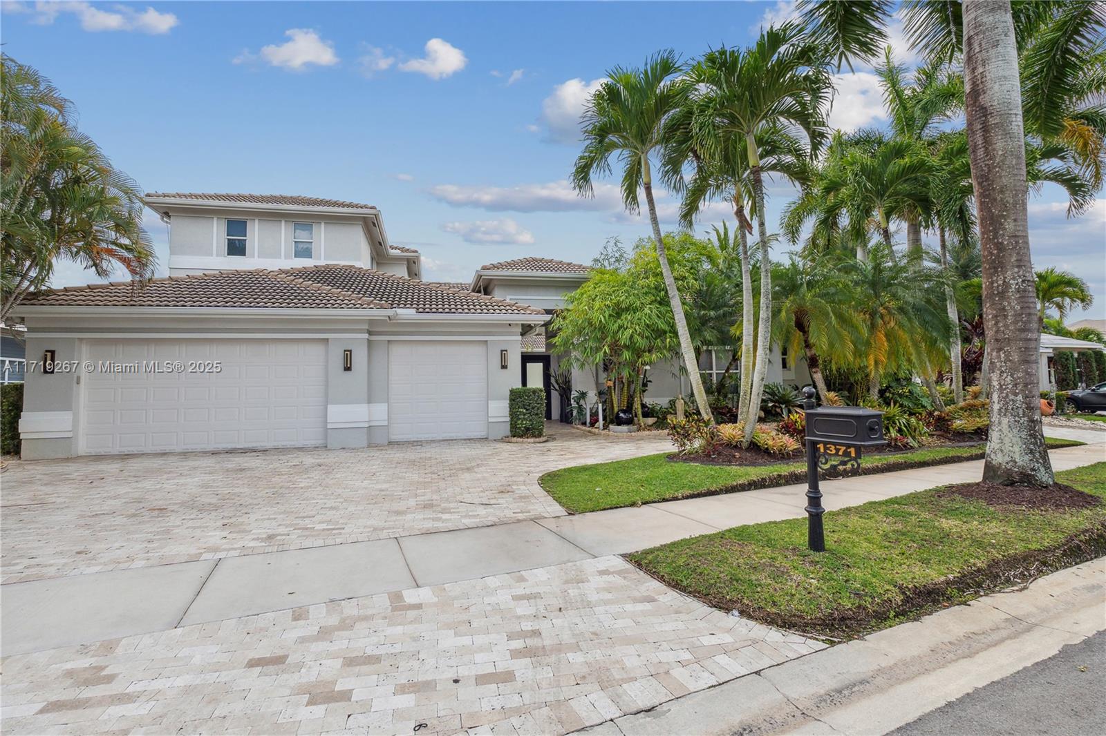 Property for Sale at 1371 Victoria Isle Dr, Weston, Broward County, Florida - Bedrooms: 5 
Bathrooms: 6  - $2,650,000