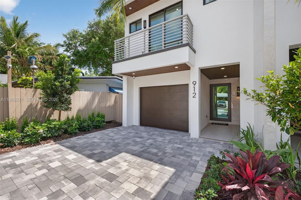 Photo of 912 SE 13th St, Fort Lauderdale, FL 33316 (MLS # A11968271)