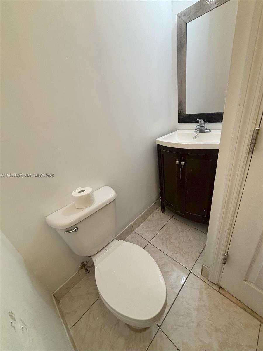 THE GATES AT THE GROVE CO - Residential Lease