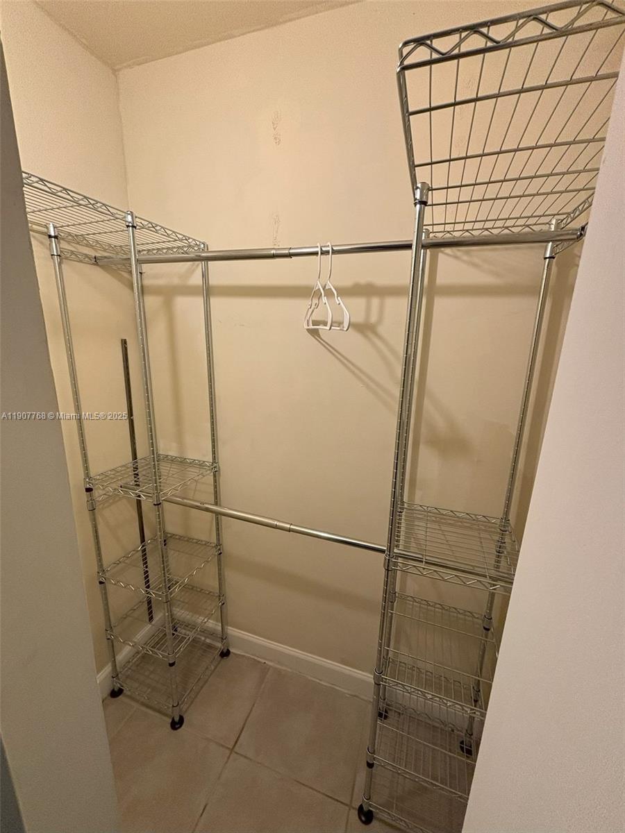 THE GATES AT THE GROVE CO - Residential Lease