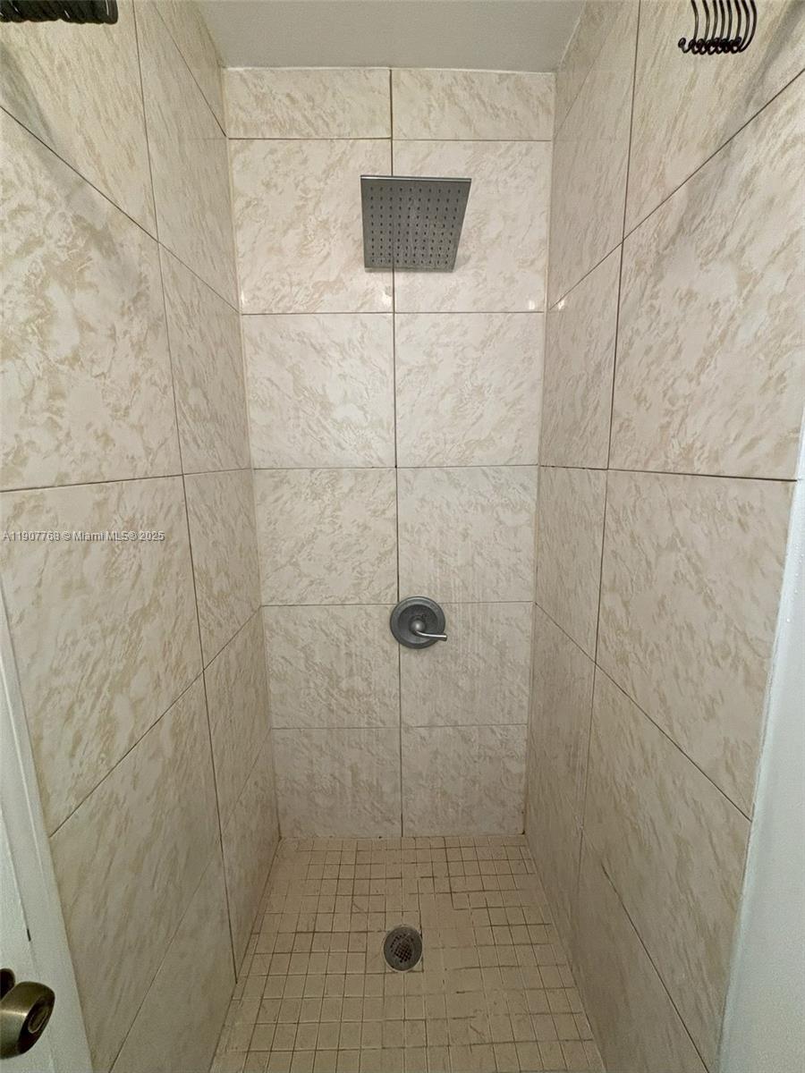 THE GATES AT THE GROVE CO - Residential Lease