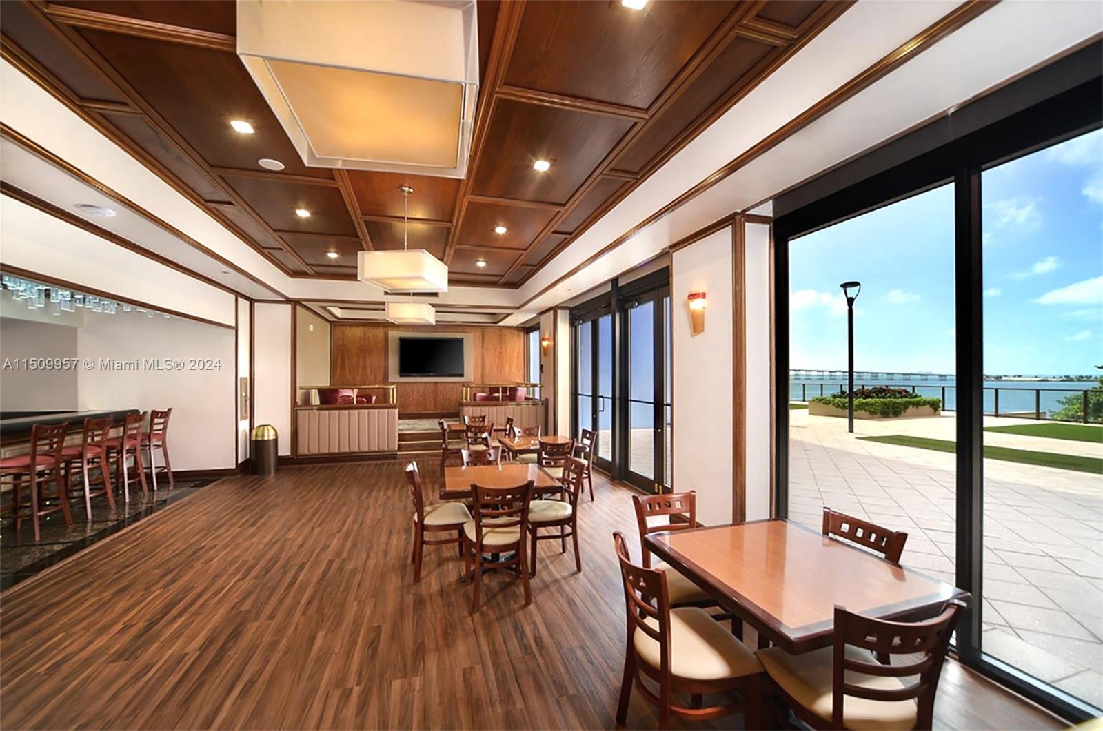 VILLA REGINA CONDO - Residential