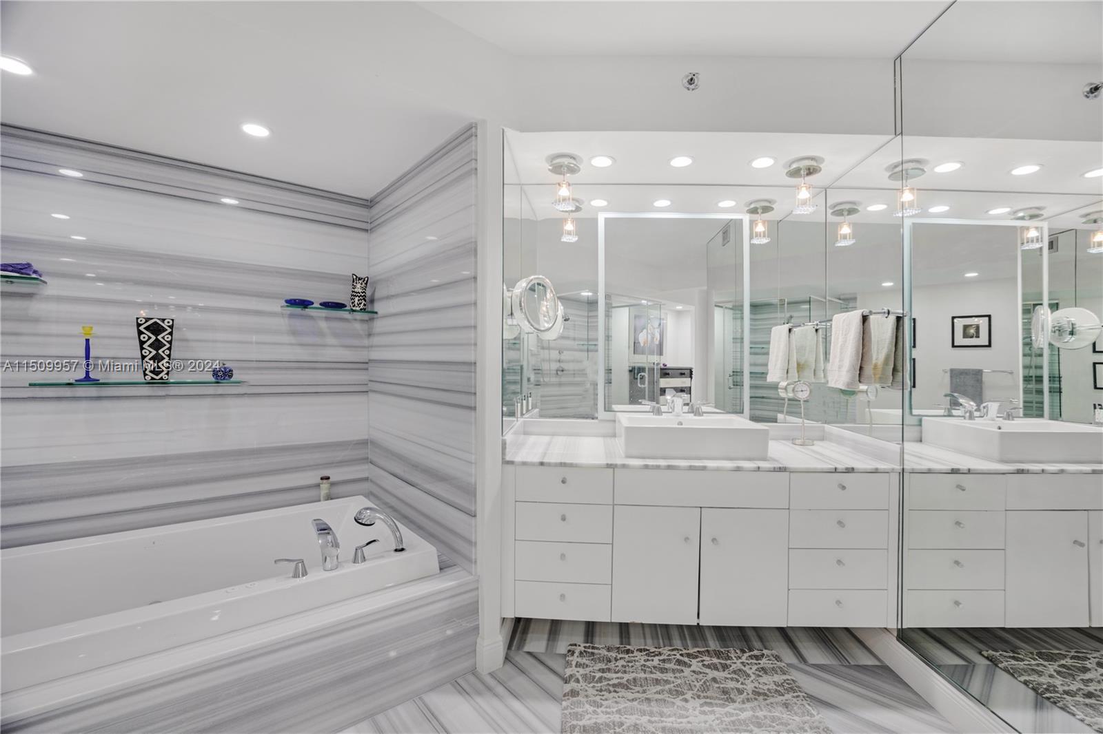 VILLA REGINA CONDO - Residential