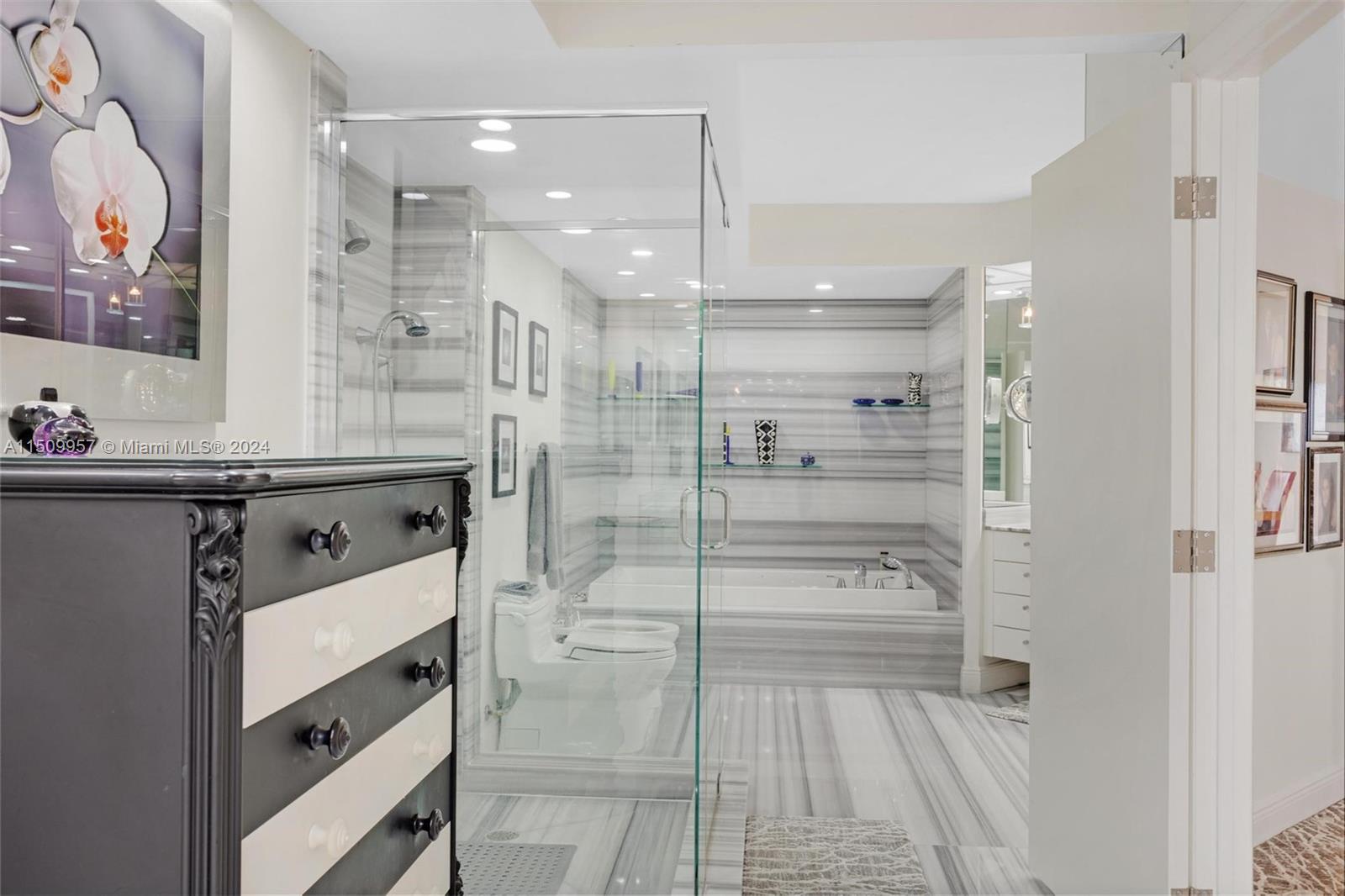 VILLA REGINA CONDO - Residential