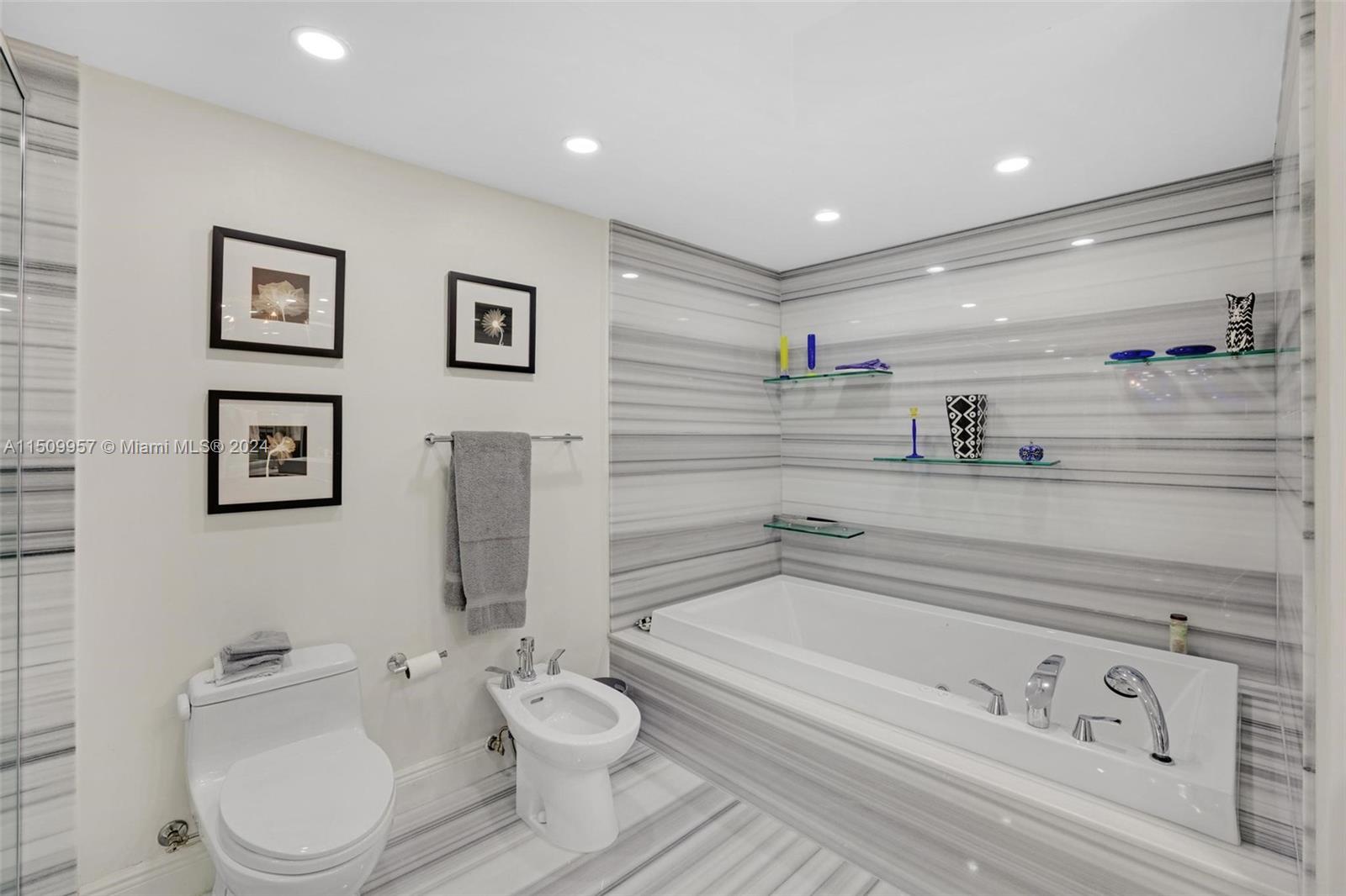 VILLA REGINA CONDO - Residential