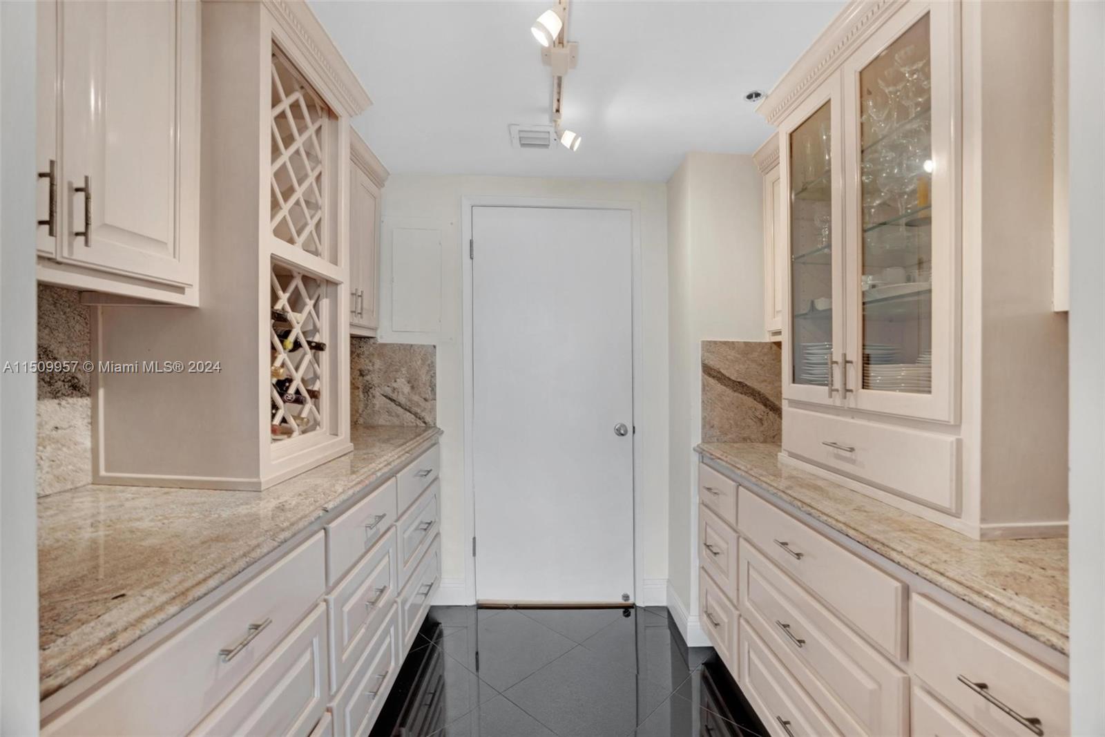 VILLA REGINA CONDO - Residential