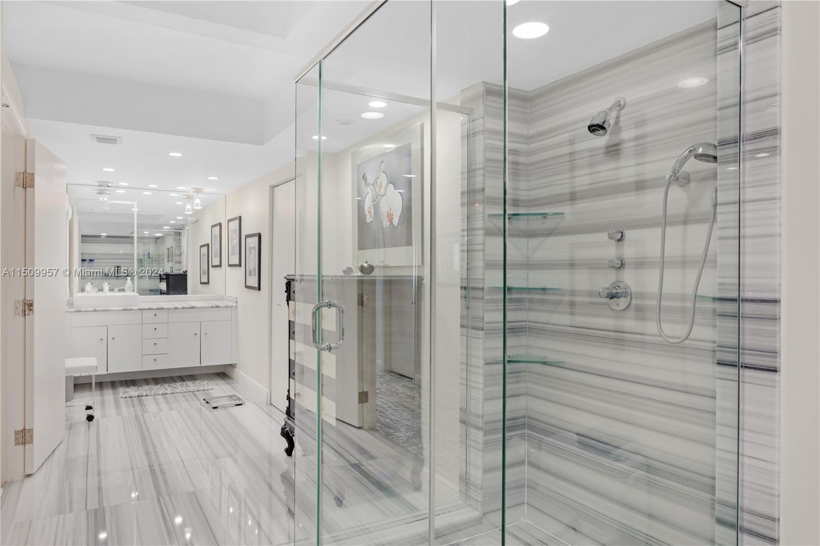 VILLA REGINA CONDO - Residential