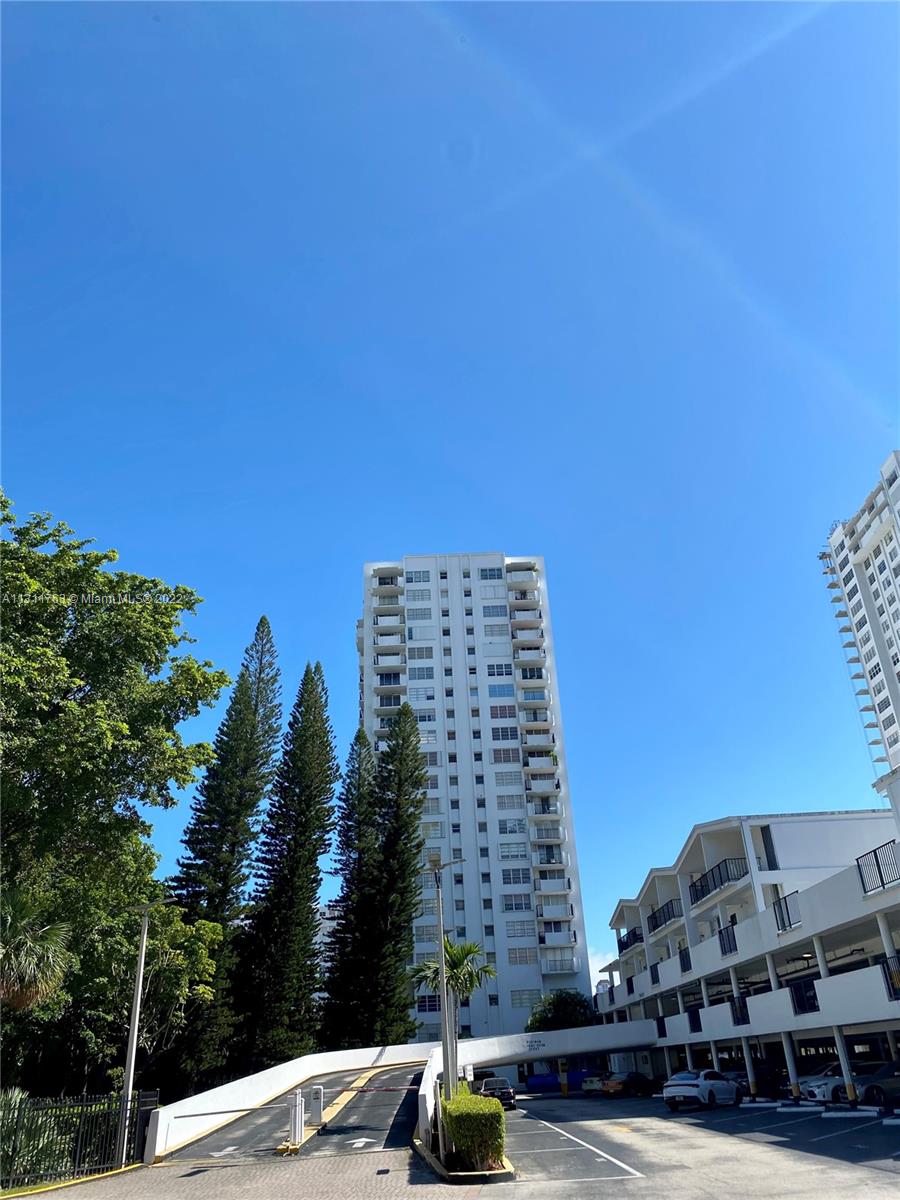 COMMODORE PLAZA CONDO - Residential