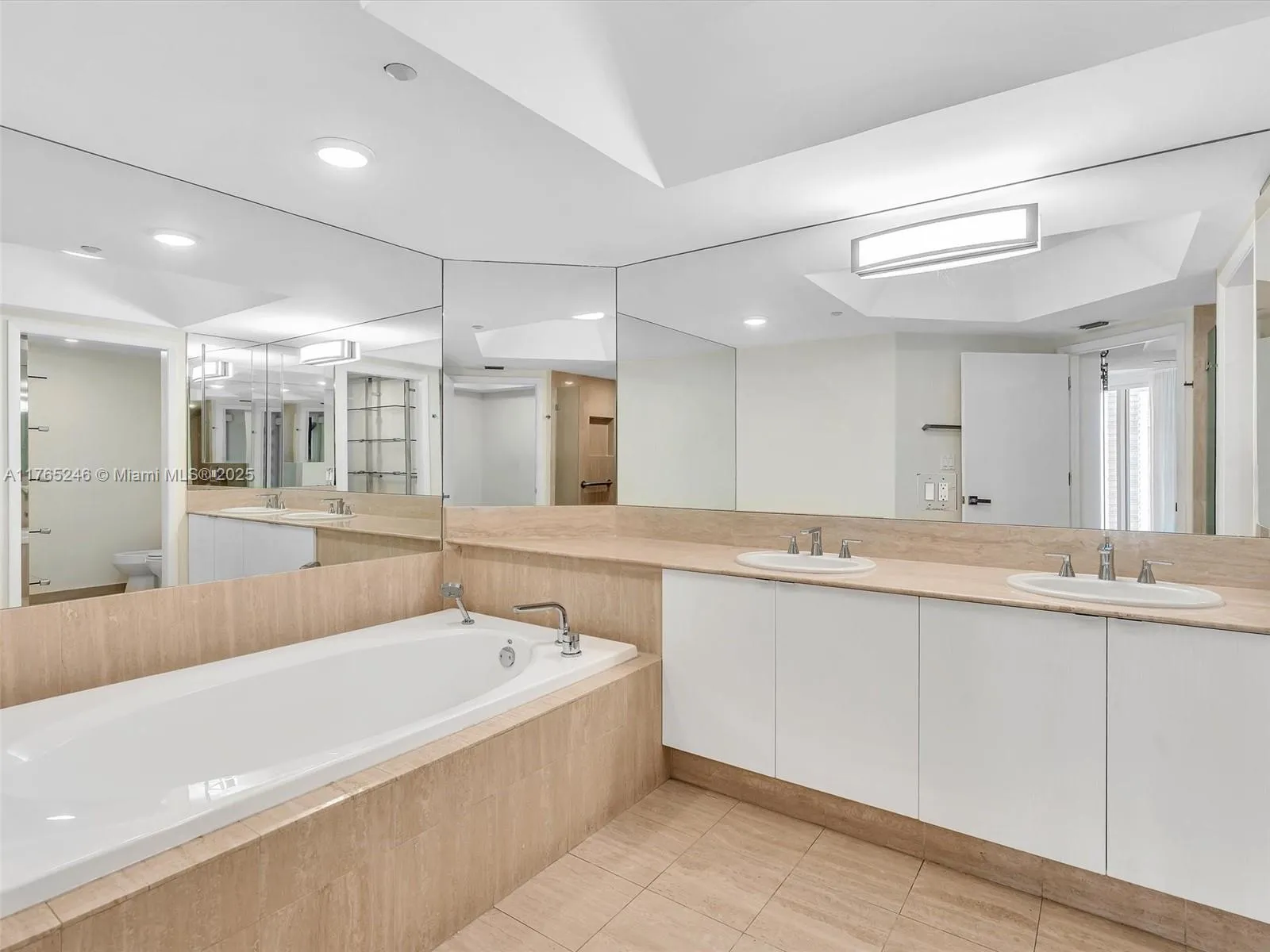 Aventura, Florida 33160, United States, 2 Bedrooms Bedrooms, ,2 BathroomsBathrooms,Residential,Active,105903